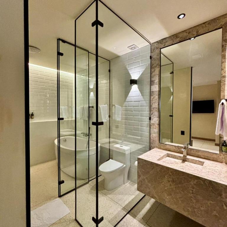 Iconik Hotel - Deluxe Double Room with Bath - 9