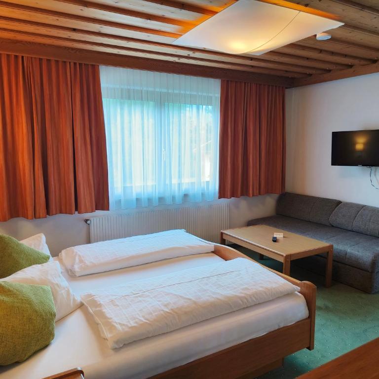 Hotel-Pension Birkenhof - Dreibettzimmer mit Balkon - 2