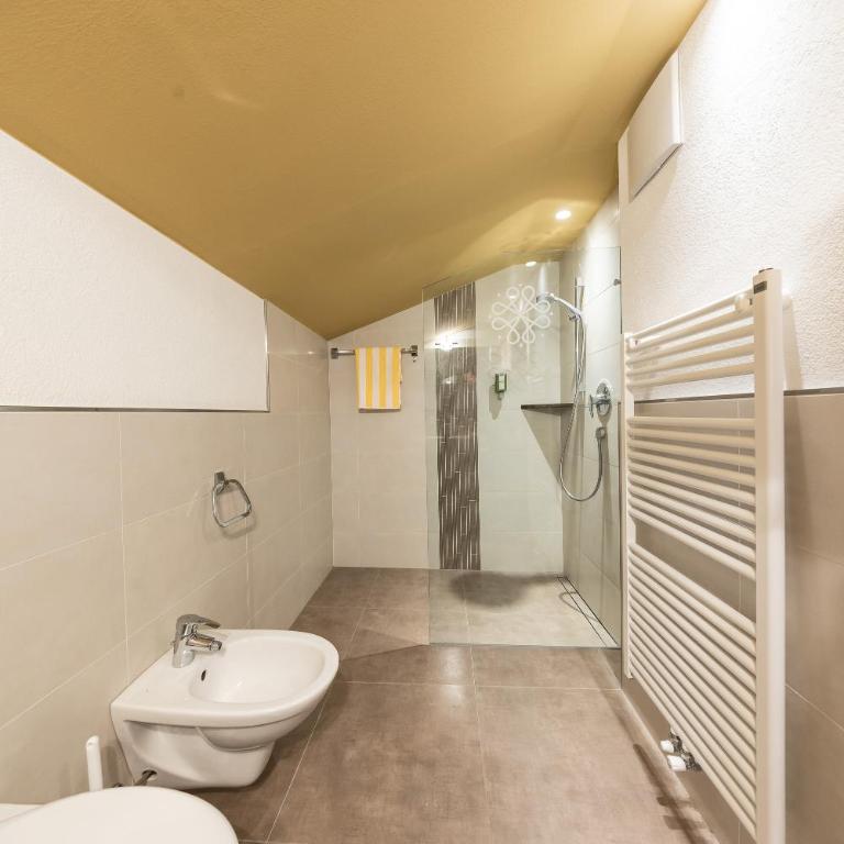 JOHAN - Rooms & Breakfast Merano - Camera Matrimoniale con Balcone (2 Adulti + 1 Bambino) - 10