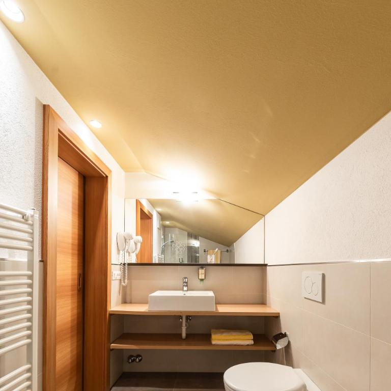 JOHAN - Rooms & Breakfast Merano - Camera Matrimoniale con Balcone (2 Adulti + 1 Bambino) - 9