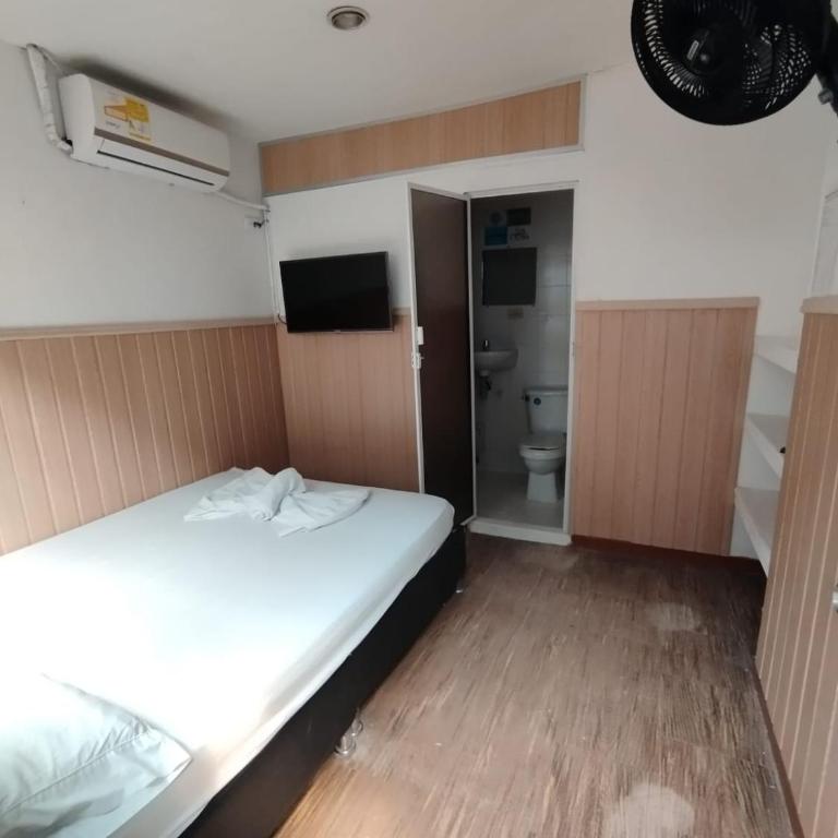 Hotel El Mohan - Standard Double Room with Fan - 18
