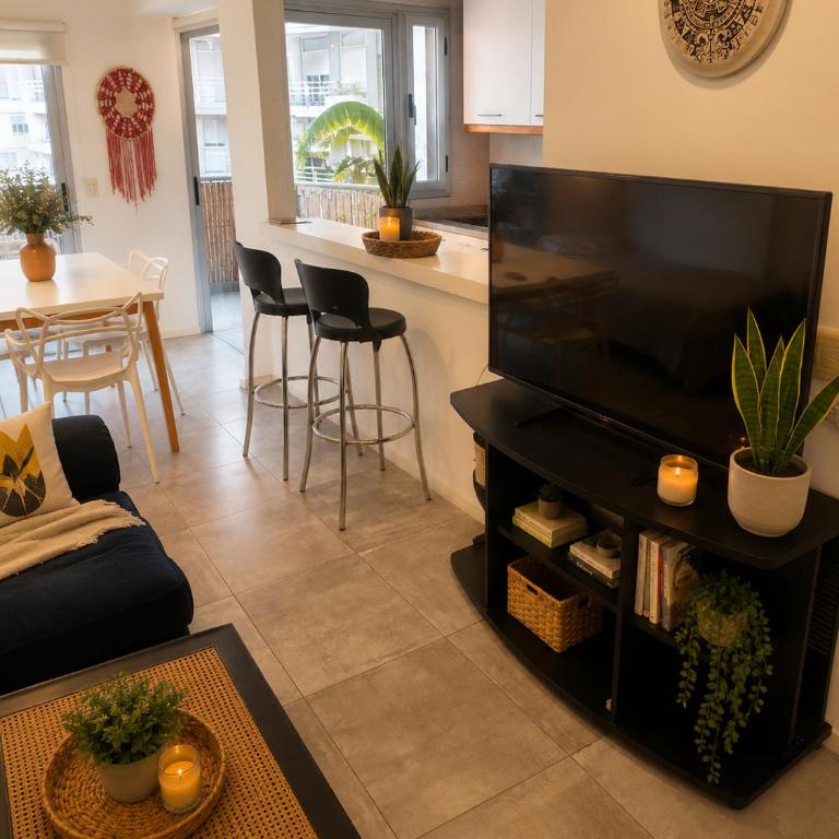 Departamento con living, dormitorio, parrilla y cochera para auto o SUV - Apartamento de 2 dormitorios - 2