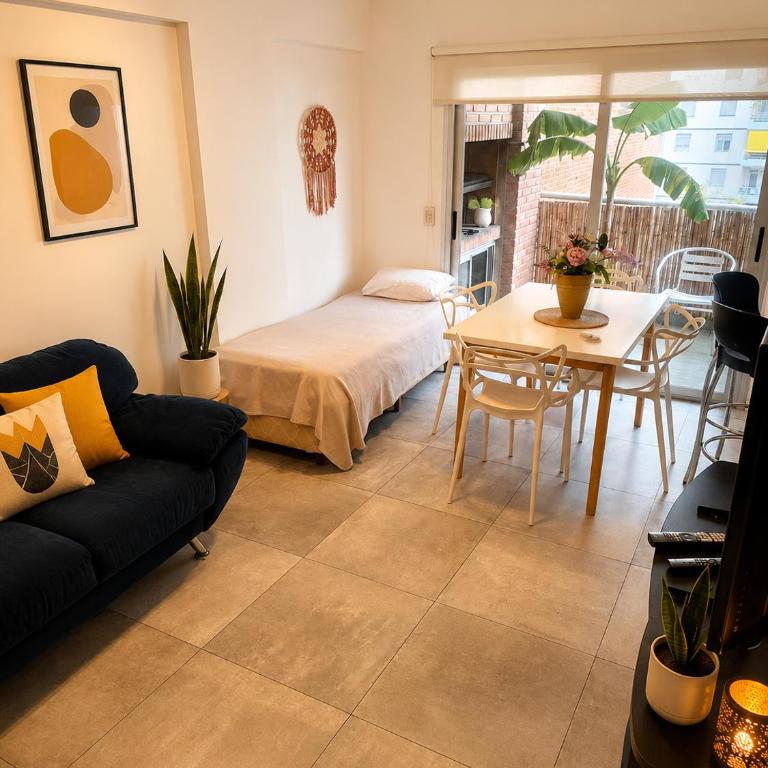 Departamento con living, dormitorio, parrilla y cochera para auto o SUV - Apartamento de 2 dormitorios - 1