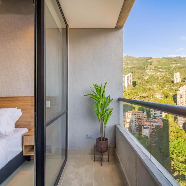 Industrial loft just steps from El Tesoro, with views, Wi-Fi, and AC - Apartamento de 2 dormitorios - 9