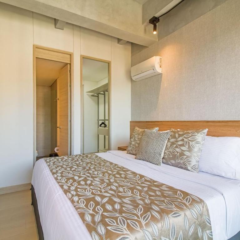 Industrial loft just steps from El Tesoro, with views, Wi-Fi, and AC - Apartamento de 2 dormitorios - 17