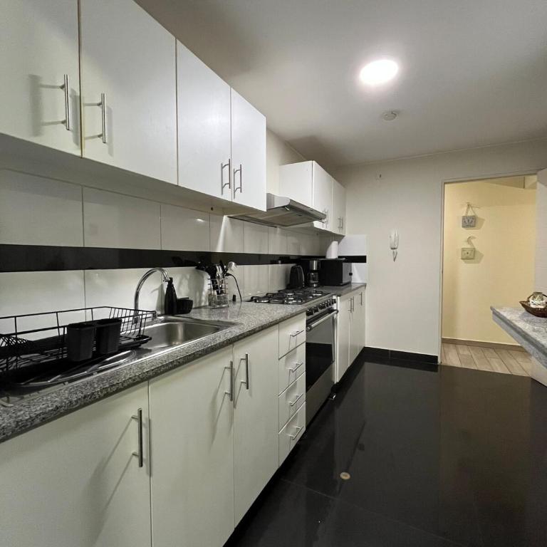Heart of Miraflores - 4BR - Steps to Kennedy Park - Apartment - 12