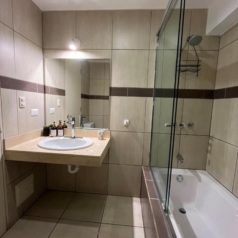 Heart of Miraflores - 4BR - Steps to Kennedy Park - Apartment - 14