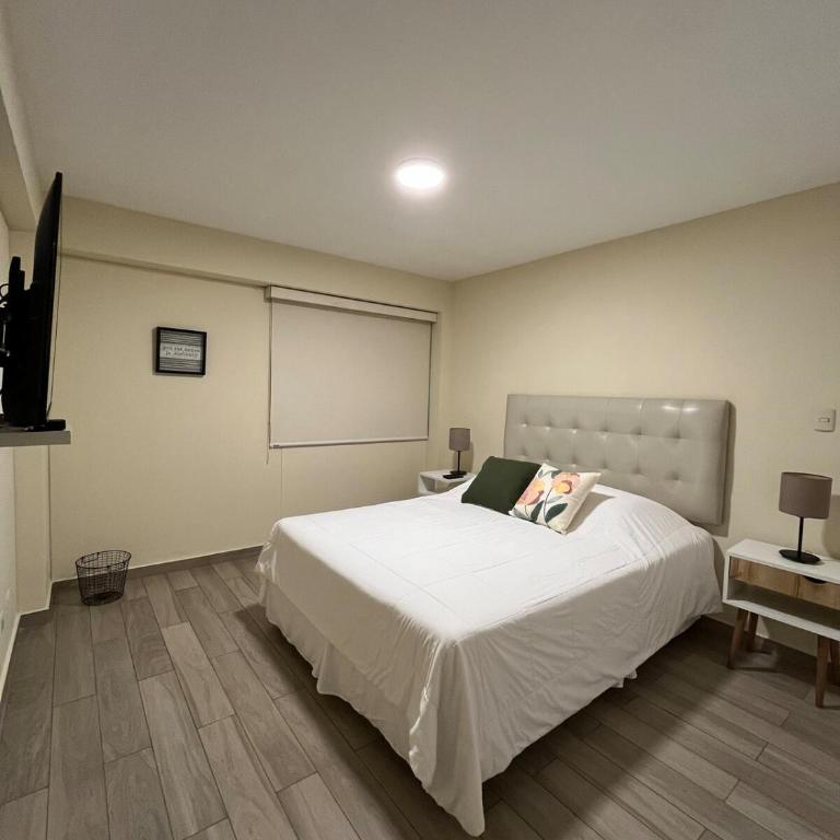 Heart of Miraflores - 4BR - Steps to Kennedy Park - Apartment - 25