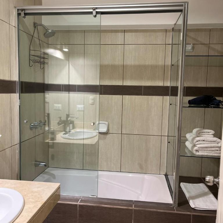 Heart of Miraflores - 4BR - Steps to Kennedy Park - Apartment - 36