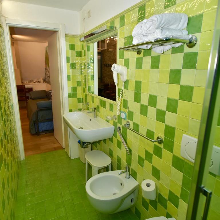 The Vernazza Main Plaza - Rooms & Suites - Family Studio - 12