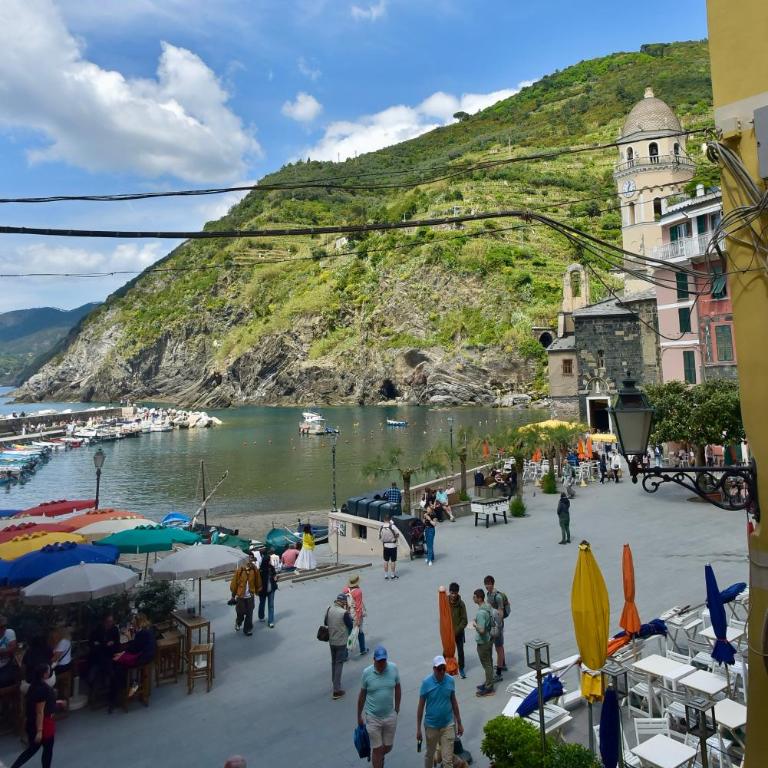 The Vernazza Main Plaza - Rooms & Suites - Family Room with Sea View - 4