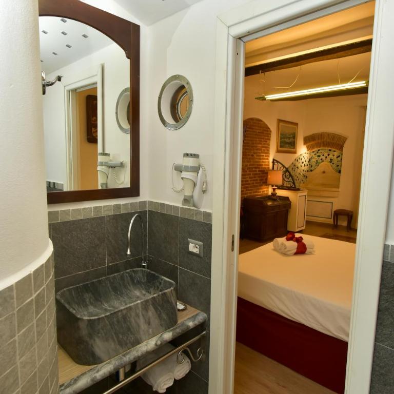 The Vernazza Main Plaza - Rooms & Suites - Family Room with Sea View - 9