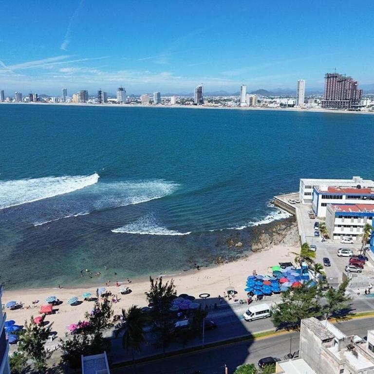 Penthouse con Terraza - Three-Bedroom Apartment - 10