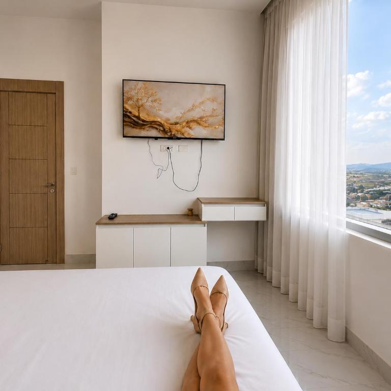 Elegante Apartamento en Torre Milenium La Aurora con Vista Urbana y Espacios Familiares Premium - Two-Bedroom Apartment - 9