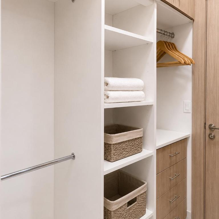 Elegante Apartamento en Torre Milenium La Aurora con Vista Urbana y Espacios Familiares Premium - Two-Bedroom Apartment - 29