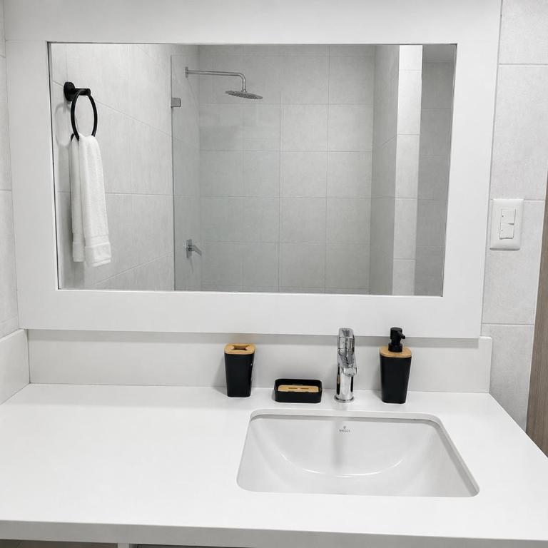 Elegante Apartamento en Torre Milenium La Aurora con Vista Urbana y Espacios Familiares Premium - Two-Bedroom Apartment - 40