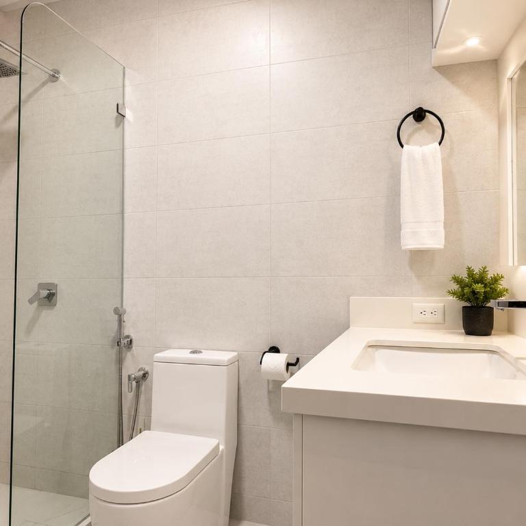Elegante Apartamento en Torre Milenium La Aurora con Vista Urbana y Espacios Familiares Premium - Two-Bedroom Apartment - 36