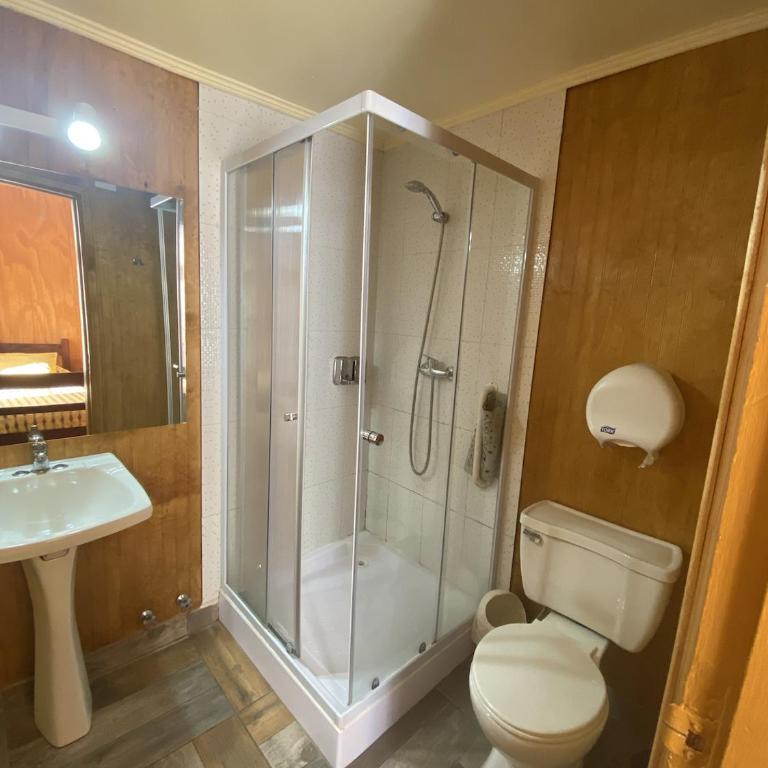 HOTEL CASAGRANDE con estacionamiento EXCLUSIVO y estamos a 50 MTS del Terminal de Buses - Habitación Doble con baño privado - 2 camas - 1