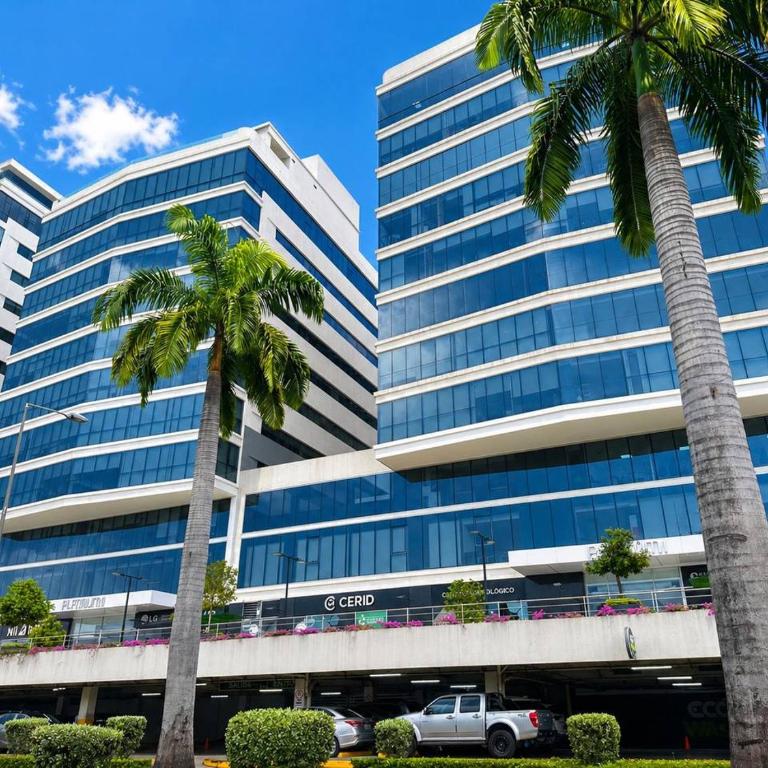 Elegante Apartamento en Torre Milenium La Aurora con Vista Urbana y Espacios Familiares Premium - Two-Bedroom Apartment - 42