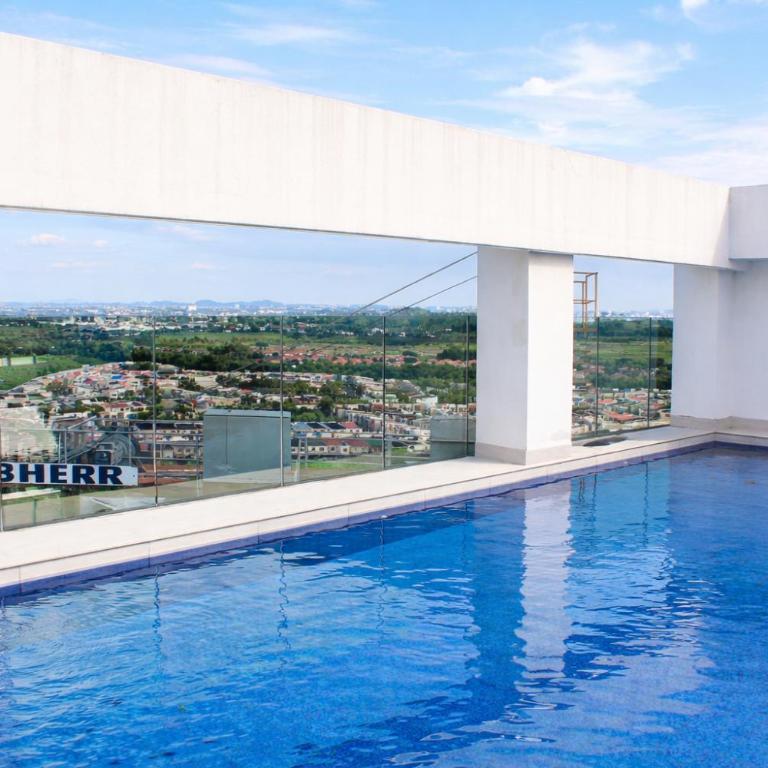 Elegante Apartamento en Torre Milenium La Aurora con Vista Urbana y Espacios Familiares Premium - Two-Bedroom Apartment - 46