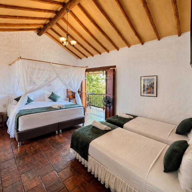 Posada Sueños de Antonio - Family Room with Balcony - 3