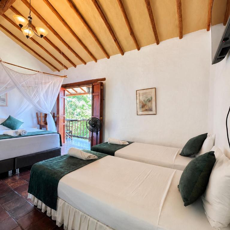 Posada Sueños de Antonio - Family Room with Balcony - 5