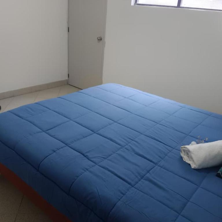 Room un Medellín - Poblado 1 - Habitación Deluxe - 1 cama grande - 2