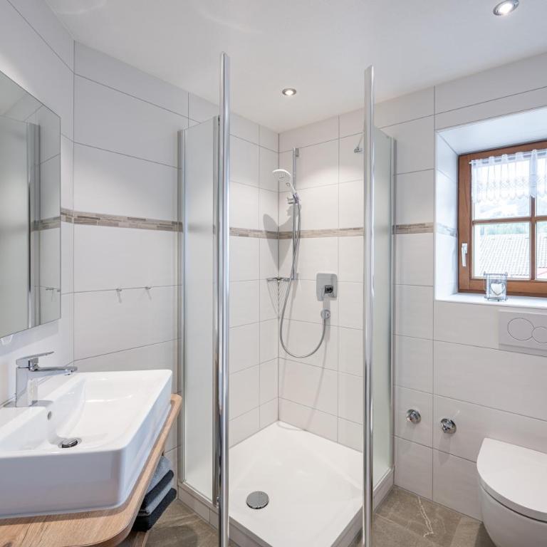 Ferienhof Brutscher - Fischen im Allgäu - Apartment mit 1 Schlafzimmer, Balkon und Bergblick - 7