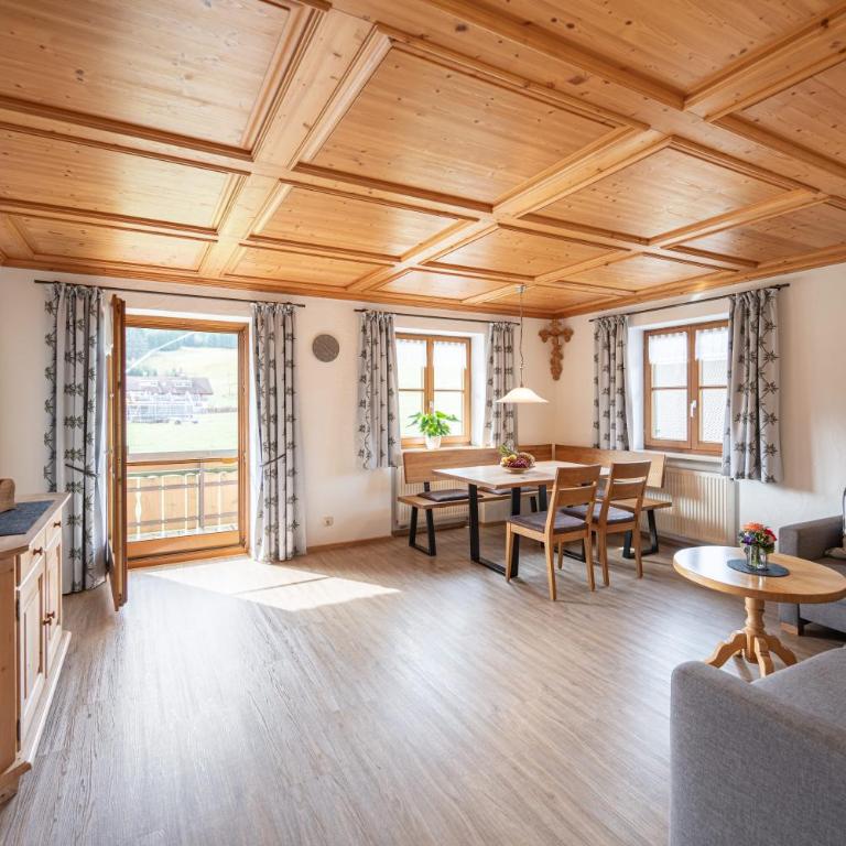 Ferienhof Brutscher - Fischen im Allgäu - Apartment mit 1 Schlafzimmer, Balkon und Bergblick - 6