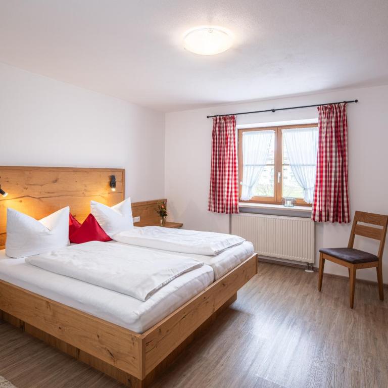 Ferienhof Brutscher - Fischen im Allgäu - Apartment mit 1 Schlafzimmer, Balkon und Bergblick - 4