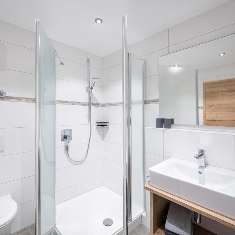 Ferienhof Brutscher - Fischen im Allgäu - Apartment mit 1 Schlafzimmer, Balkon und Bergblick - 4