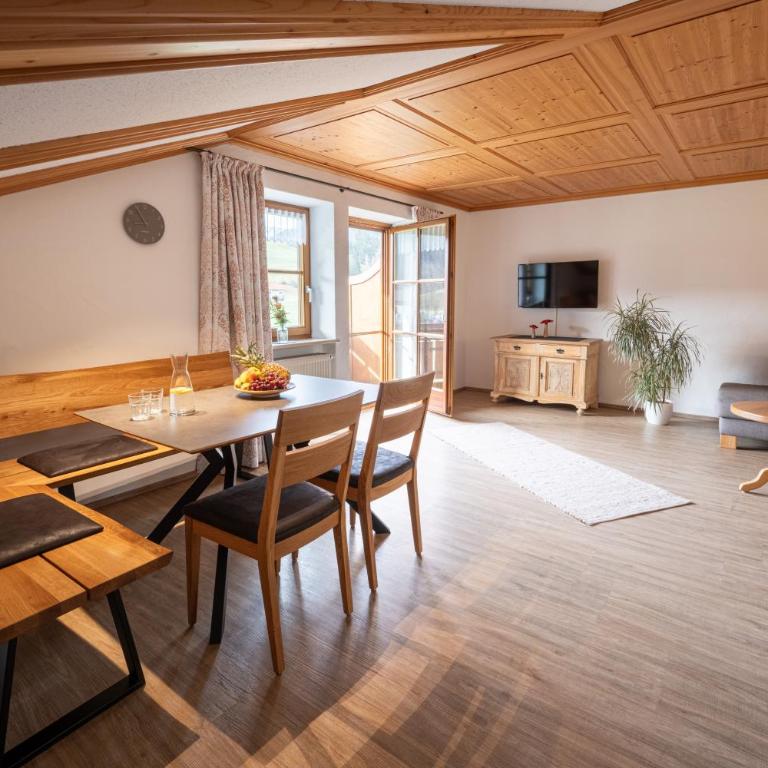 Ferienhof Brutscher - Fischen im Allgäu - Apartment mit 1 Schlafzimmer, Balkon und Bergblick - 2
