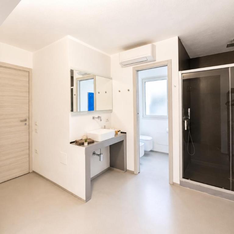 Ruoni Modern Rooms - Posizione strategica tra Santa Teresa, Palau e La Maddalena - Camera Matrimoniale Deluxe con Balcone - 12