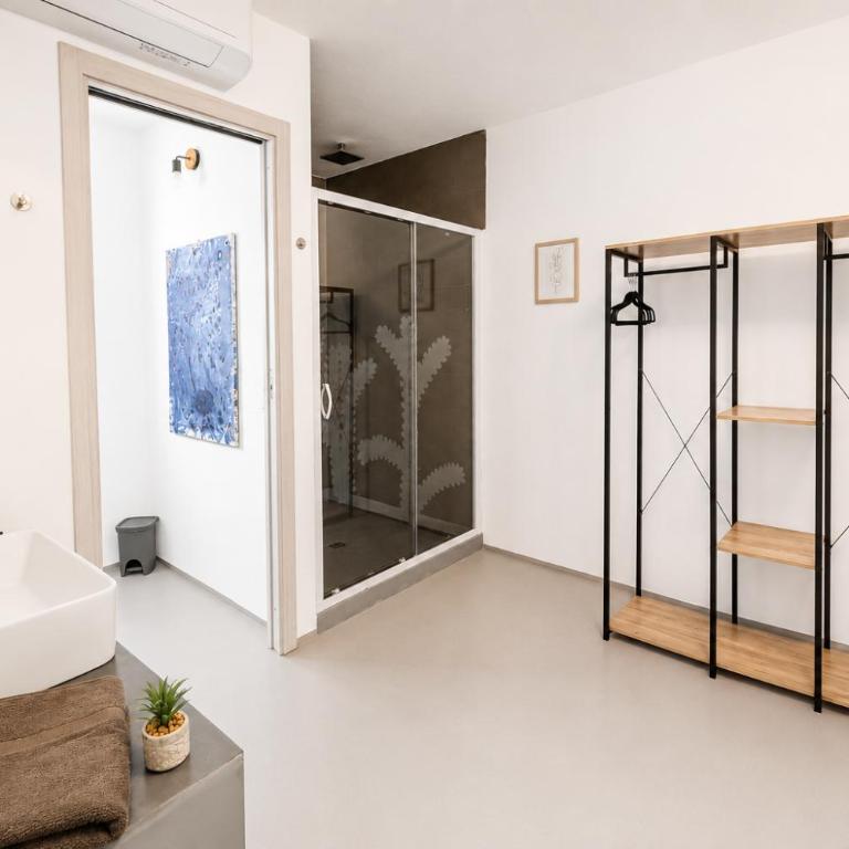 Ruoni Modern Rooms - Posizione strategica tra Santa Teresa, Palau e La Maddalena - Camera Matrimoniale Deluxe con Balcone - 13