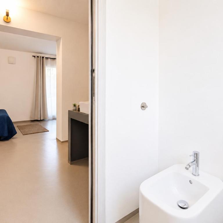 Ruoni Modern Rooms - Posizione strategica tra Santa Teresa, Palau e La Maddalena - Camera Matrimoniale Deluxe con Balcone - 15
