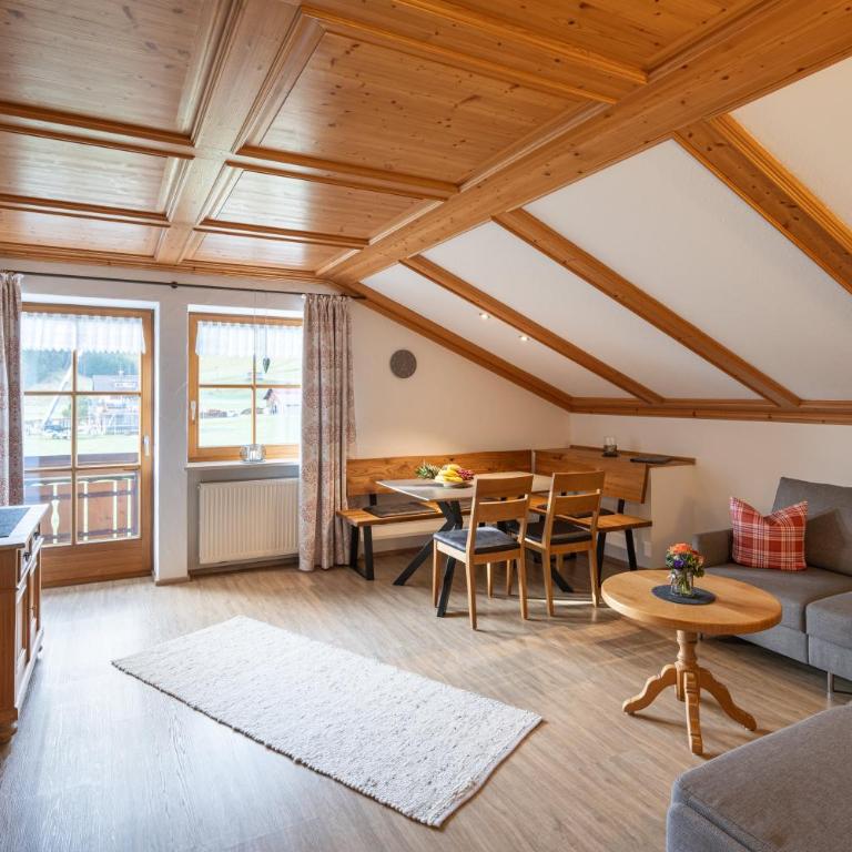 Ferienhof Brutscher - Fischen im Allgäu - Apartment mit 1 Schlafzimmer, Balkon und Bergblick - 4