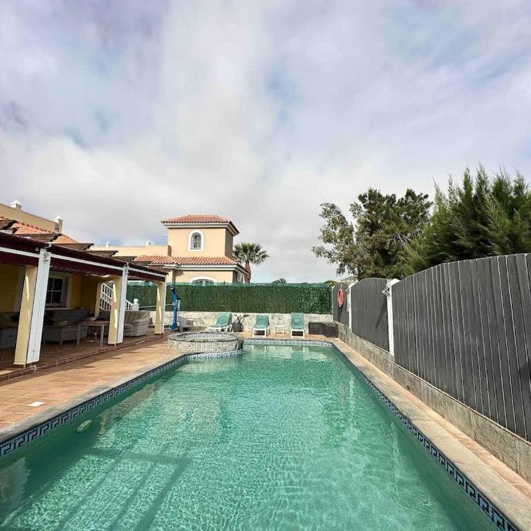 Villa familiar con piscina, barbacoa y WIFI - Villa - 1