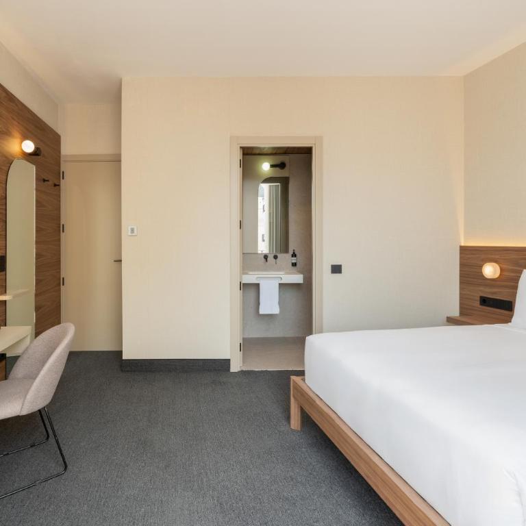 FORTINN Puerta del Sol - Deluxe Double Room with Balcony - 4