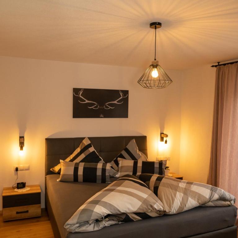 Zimmer by Appartement Sporer in Hippach - Dreibettzimmer mit Balkon - 7