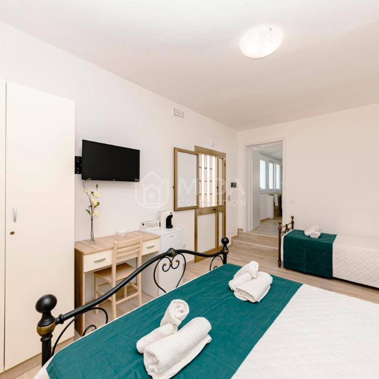 LORY'S HOUSE - Triple Room with Private Bathroom - 9