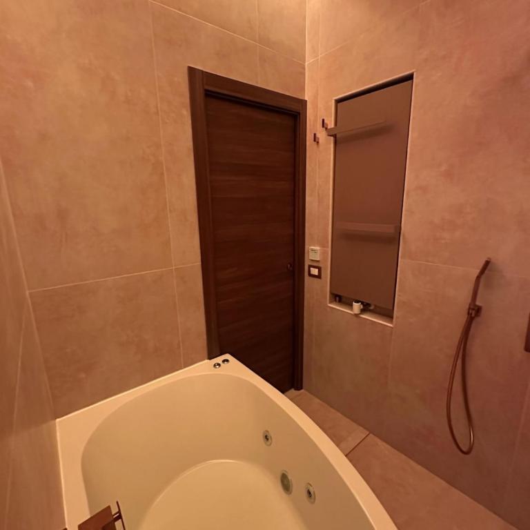 A Dolce Casa Romana Lux Jacuzzi Metro A 2 min - Appartamento Deluxe con 1 Camera da Letto - 56