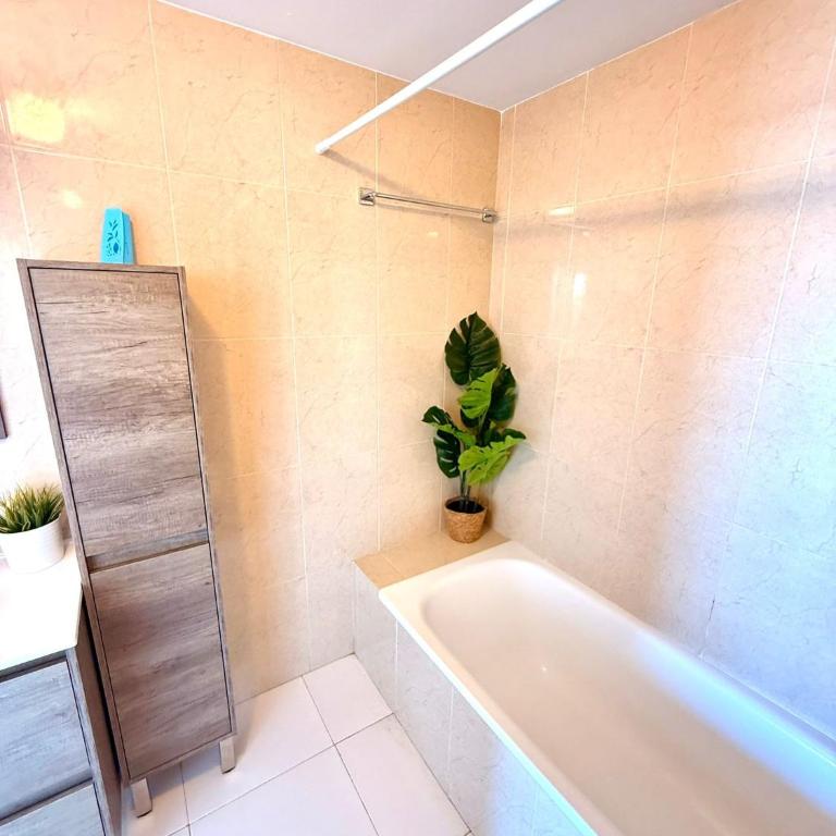 Large Deluxe Front Sea View Apartment Benalbeach - Apartment with Sea View - 16