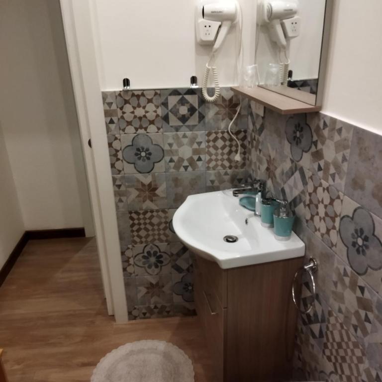 Largo Otranto - Guest House - Camera Matrimoniale con Bagno Privato - 2