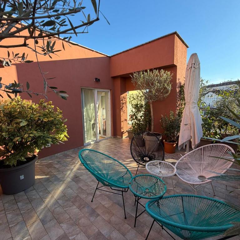 Trilocale Moderno con Terrazzo e Parcheggio - Appartamento con 2 Camere da Letto - 1
