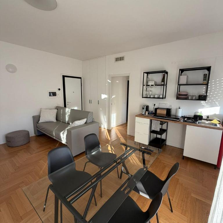 Trilocale Moderno con Terrazzo e Parcheggio - Appartamento con 2 Camere da Letto - 3