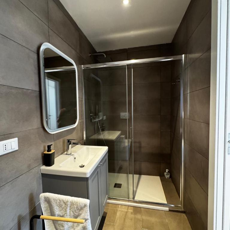 Trilocale Moderno con Terrazzo e Parcheggio - Appartamento con 2 Camere da Letto - 7