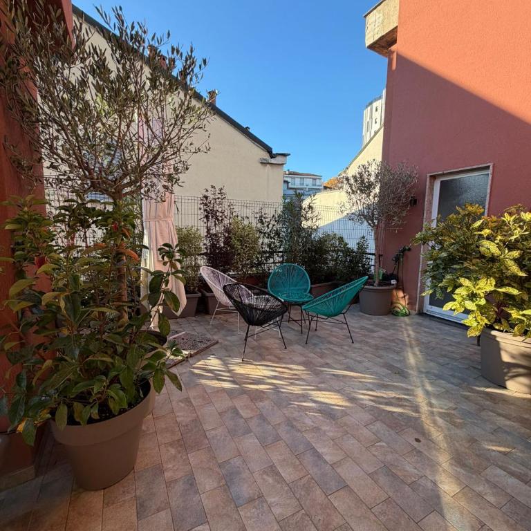 Trilocale Moderno con Terrazzo e Parcheggio - Appartamento con 2 Camere da Letto - 8