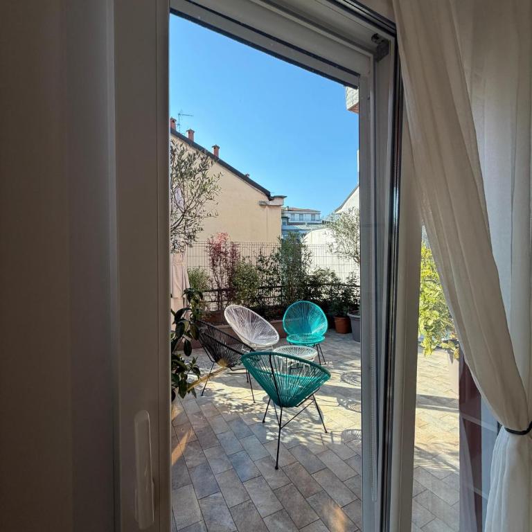Trilocale Moderno con Terrazzo e Parcheggio - Appartamento con 2 Camere da Letto - 10