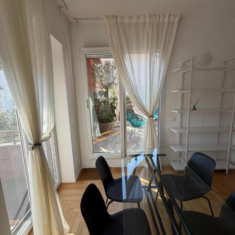 Trilocale Moderno con Terrazzo e Parcheggio - Appartamento con 2 Camere da Letto - 13