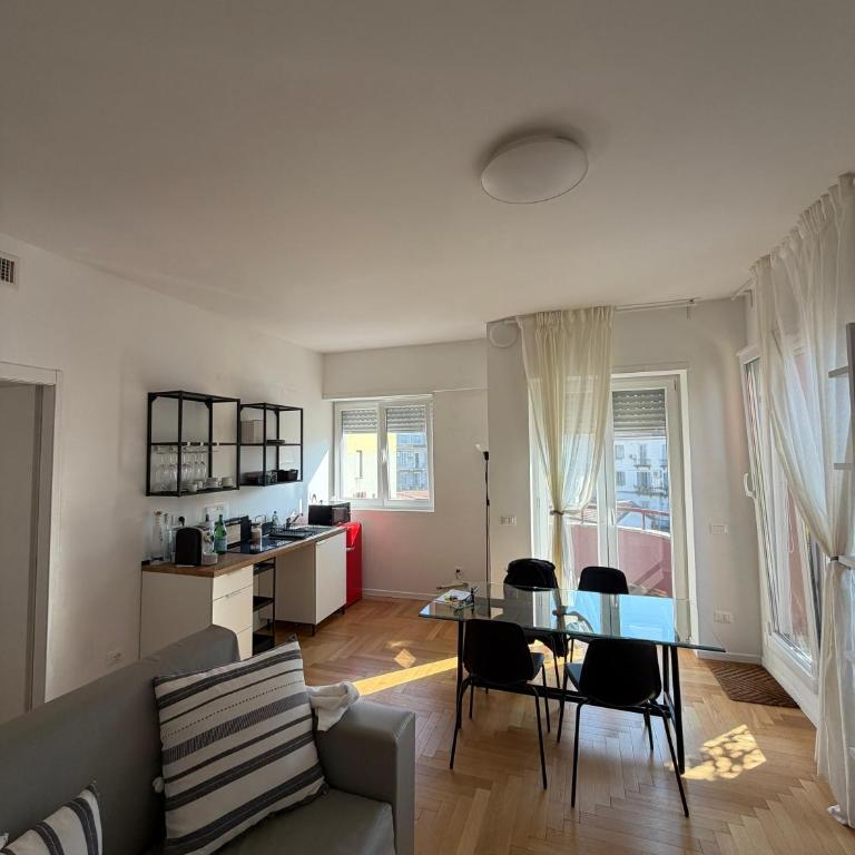 Trilocale Moderno con Terrazzo e Parcheggio - Appartamento con 2 Camere da Letto - 24
